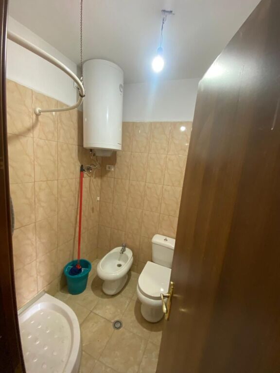 Affittasi appartamento 2+1+2 bagni di fronte a Delijorgji vicino al Centro Globe