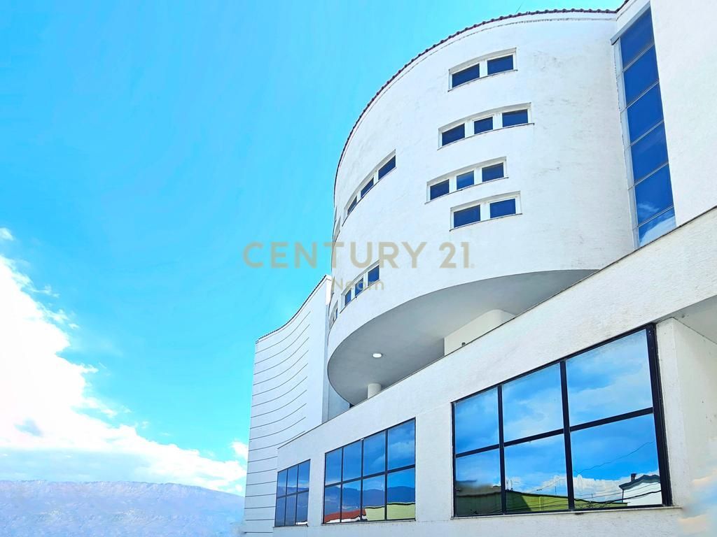 Multifunctional building for rent in Sauku i Ri