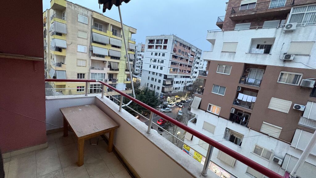 Shitet Apartament 2+1 tek Dy Palmat Astir