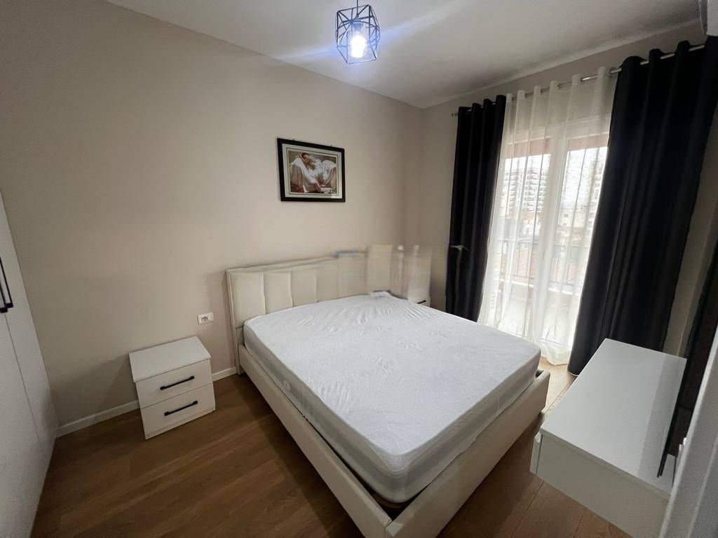 Aprtament 1+1+Post Parkimi, për qira në rrugën “5 Maji”!