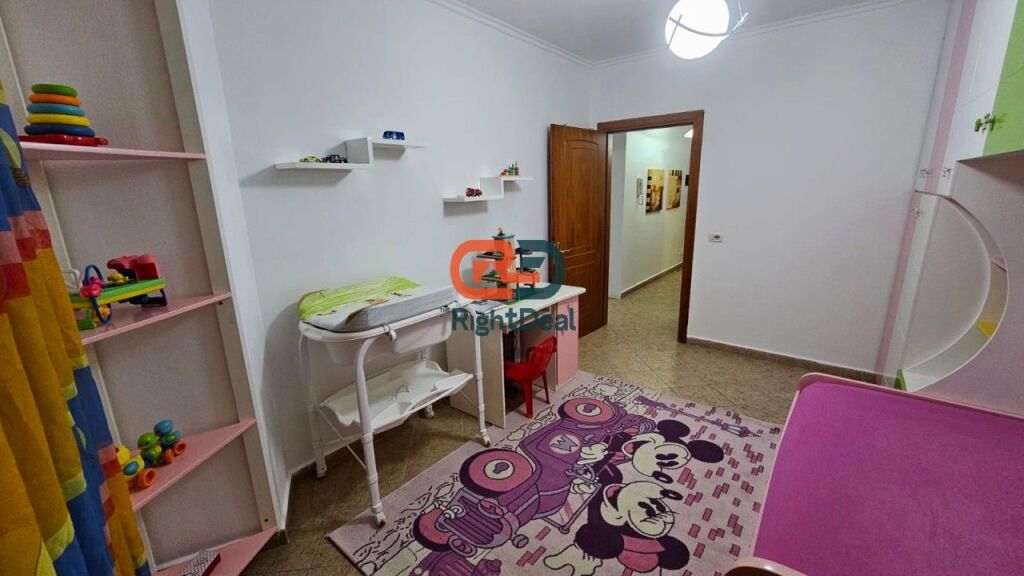 Prane Rr. Barikadave Jepet me Qira Apartament 2+1 Totalisht I Mobiluar!!!