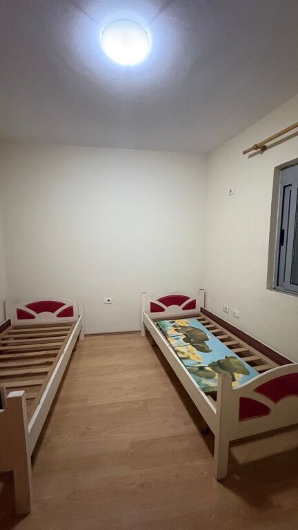 Shitet Apartament 2+1 tek Dy Palmat Astir