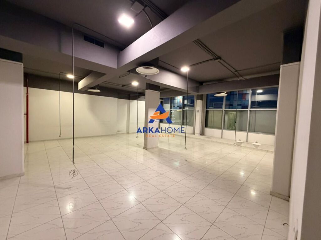 JEPET ZYRE ME QERA 370M2 "TE CASA ITALIA" 3700 EURO (I DISKUTUESHEM)