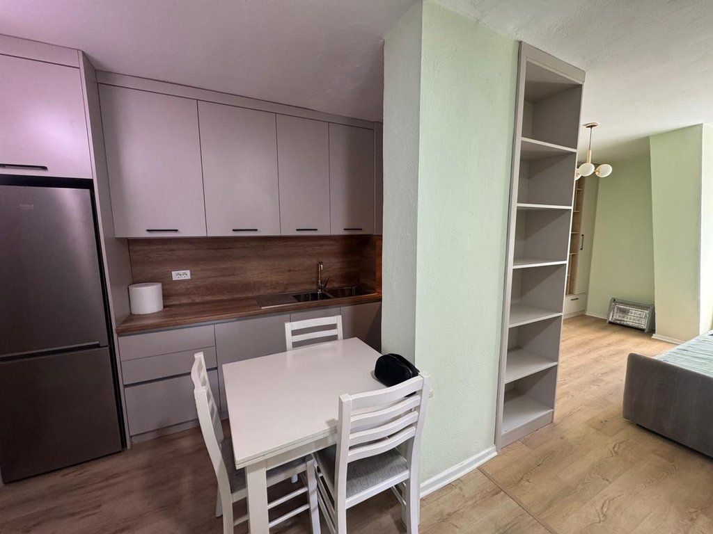 Shitet apartament 2+1+post parkimi Rruga e Kavajes
