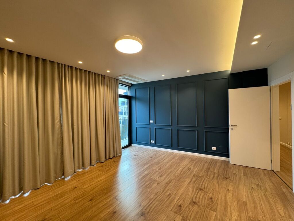 Office space for rent at Lake View Residence 1600€