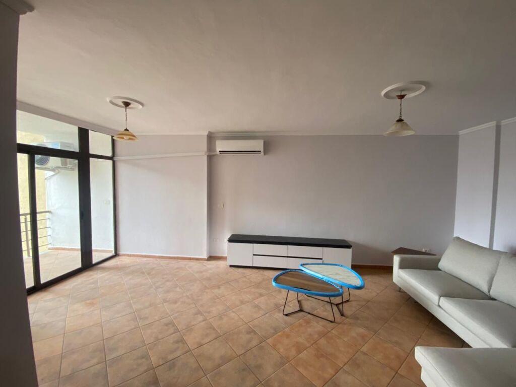 Appartamento 1+1 in affitto, con una superficie di 70 m², centro Concord, 5 Maggio. L'appartamento si trova in un edificio nuovo con ascensore al 4° piano, bagno con finestra e offre condizioni di vita molto buone. zona cucina, zona soggiorno, camera da letto, bagno, balcone.  🔹 Ambiente spazioso e ben organizzato 🔹 Internet pagato fino a giugno 2026 🔹 Zona molto preferita e accessibile 🔹 Due centri commerciali molto vicini e vicino al Mercato 🔹 Vicino a QSUT, ideale anche per studenti o personale medico 🔹 Edificio ben gestito  *620 Euro prezzo trattabile*