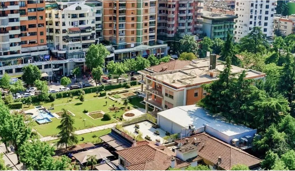 AMBIENTE COMMERCIALE IN AFFITTO - 200m², NEL CUORE DI BLLOKU!