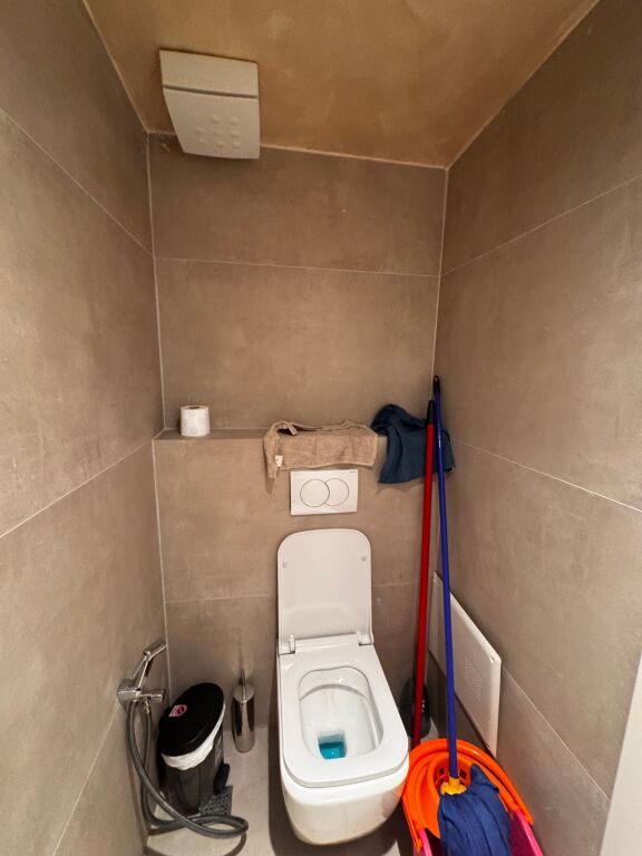 LOCALE COMMERCIALE IN VENDITA LUNGO LA STRADA