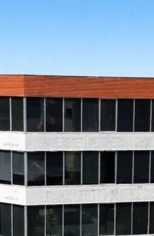 Jepet me qira nje super Godine sherbimi 4 kateshe ne rrugen e Kavajes!