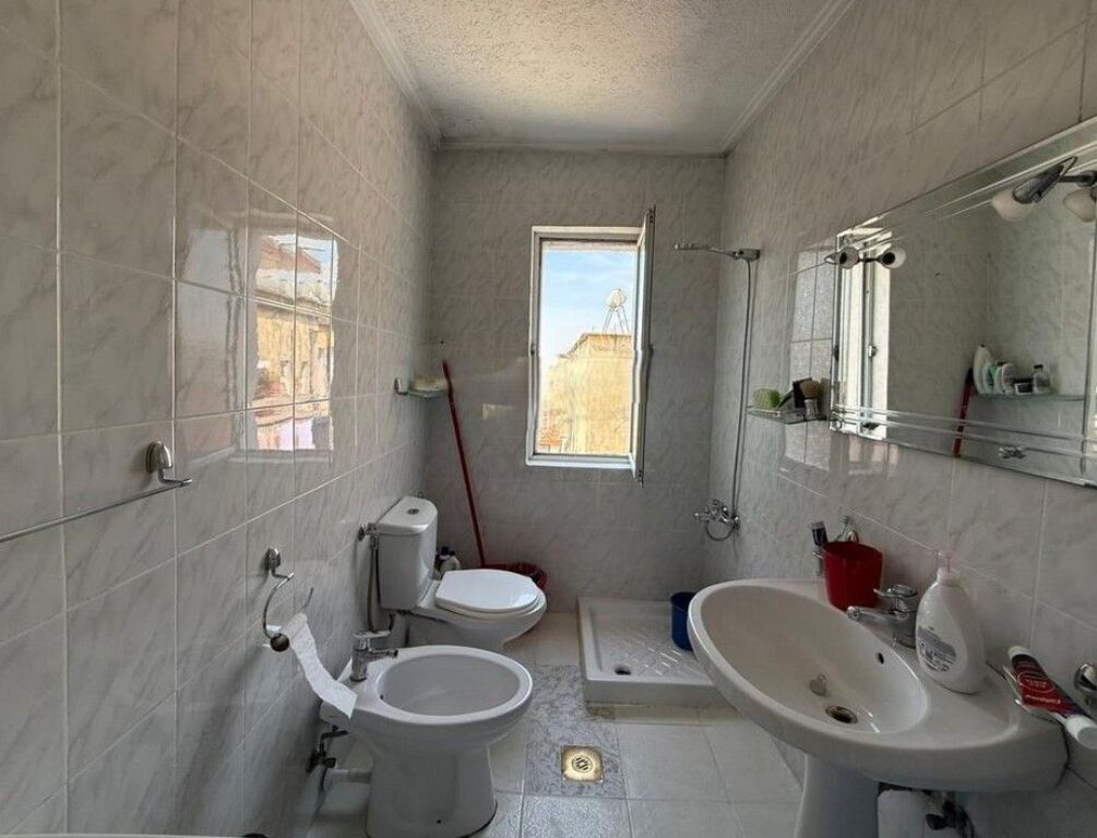 Shitet Apartament 2+1 tek Sheshi Shtraus, Xhamlliku