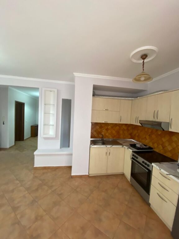 Appartamento 1+1 in affitto, con una superficie di 70 m², centro Concord, 5 Maggio. L'appartamento si trova in un edificio nuovo con ascensore al 4° piano, bagno con finestra e offre condizioni di vita molto buone. zona cucina, zona soggiorno, camera da letto, bagno, balcone.  🔹 Ambiente spazioso e ben organizzato 🔹 Internet pagato fino a giugno 2026 🔹 Zona molto preferita e accessibile 🔹 Due centri commerciali molto vicini e vicino al Mercato 🔹 Vicino a QSUT, ideale anche per studenti o personale medico 🔹 Edificio ben gestito  *620 Euro prezzo trattabile*