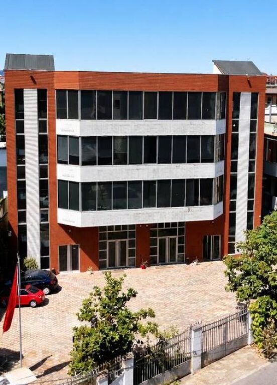 Jepet me qira nje super Godine sherbimi 4 kateshe ne rrugen e Kavajes!