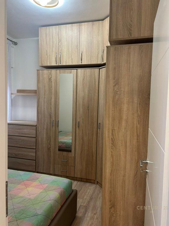 Jepet me qera apartament 1+1 te Komuna e Parisit, Rruga Prokop Mima.  650/muaj