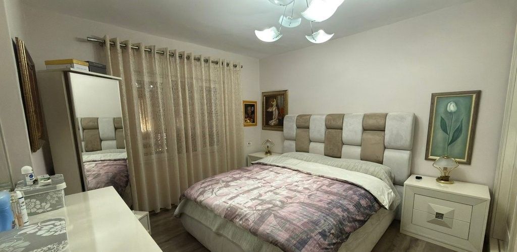 Vendesi in vendita 2+1+2 in Via Naim Frasheri