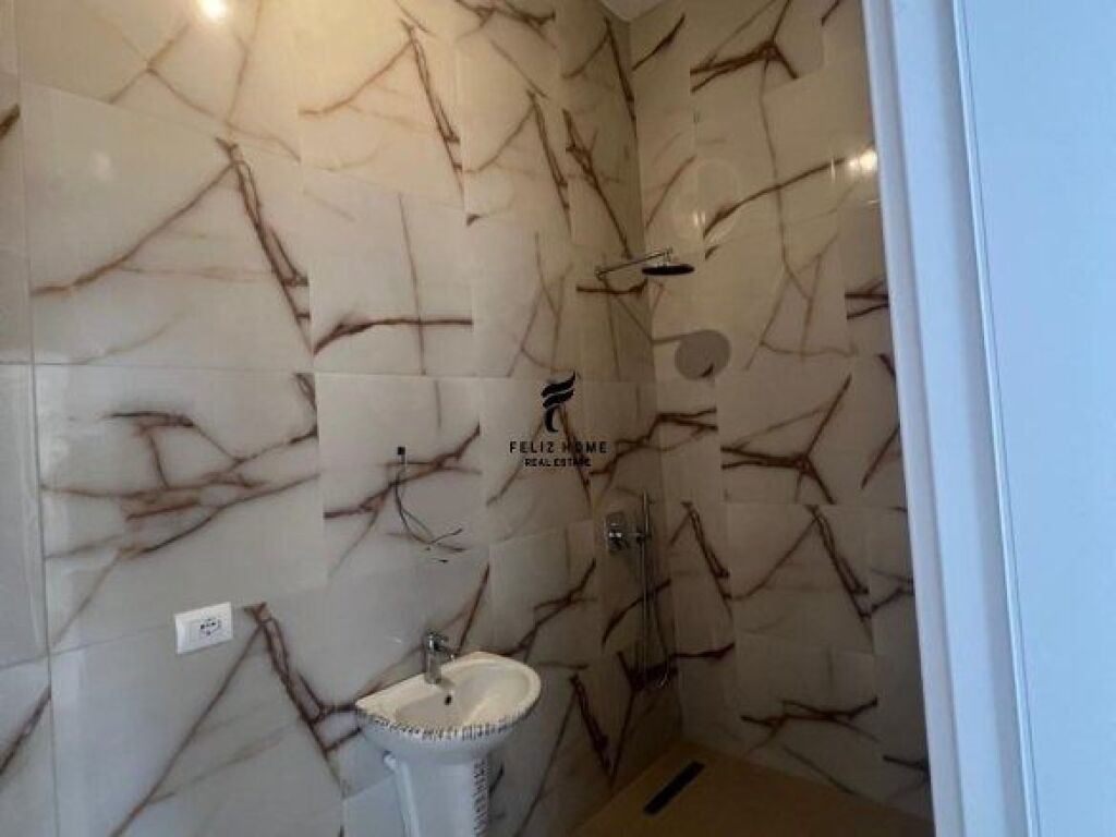 ZYRE ME QERA 106 M2 RRUGA E BARRIKADAVE 100.000 LEKE FH-65951