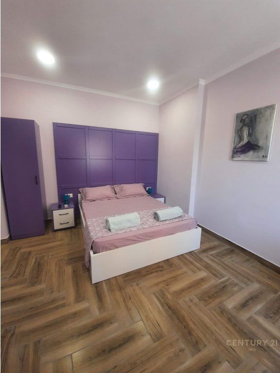 Shiten 2 garsoniere pranë Stadiumit Dinamo, në një zonë shumë të kërkuar të Tiranës.