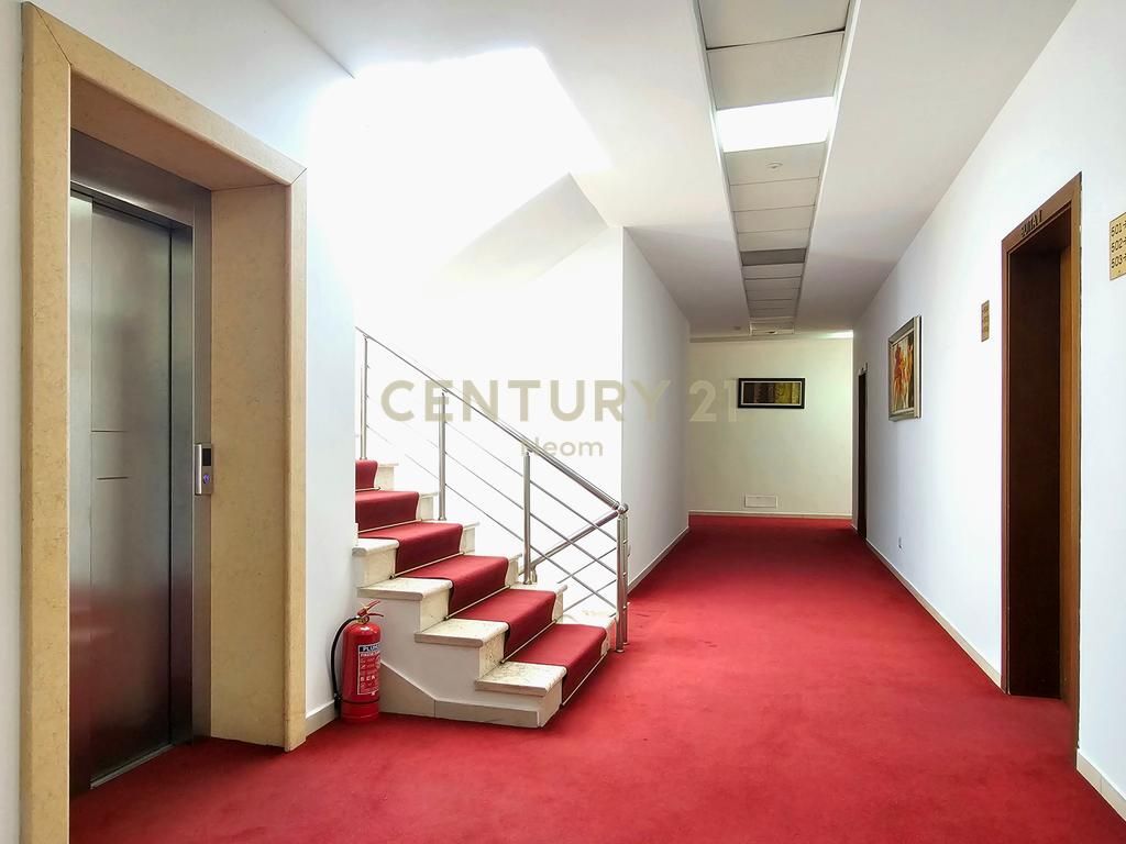 Multifunctional building for rent in Sauku i Ri