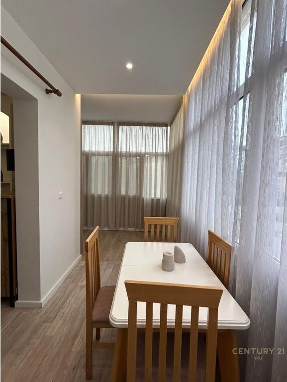 Jepet me qera apartament 1+1 te Komuna e Parisit, Rruga Prokop Mima.  650/muaj