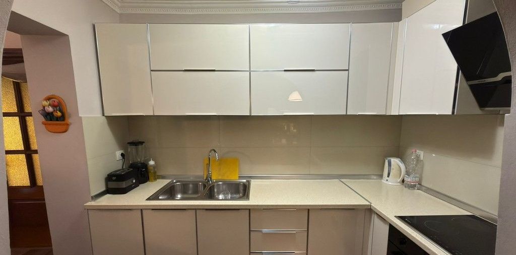 Vendesi in vendita 2+1+2 in Via Naim Frasheri