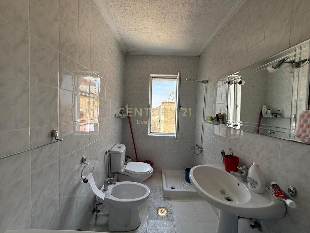 Shitet Apartament 2+1 tek Sheshi Shtraus