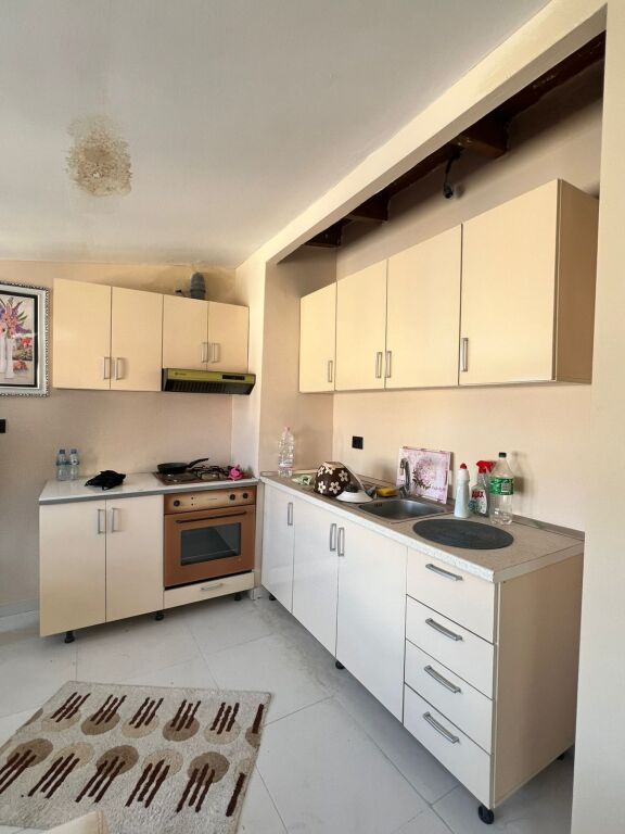 Shiten 2 apartamente 2+1 tek Komuna e Parisit