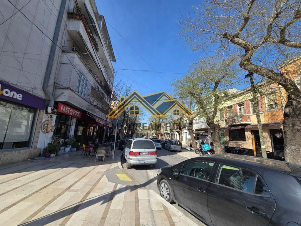 VENDESI COMMERCIALE IN VENDITA VICINO ALLA PIAZZA PRANVERA!