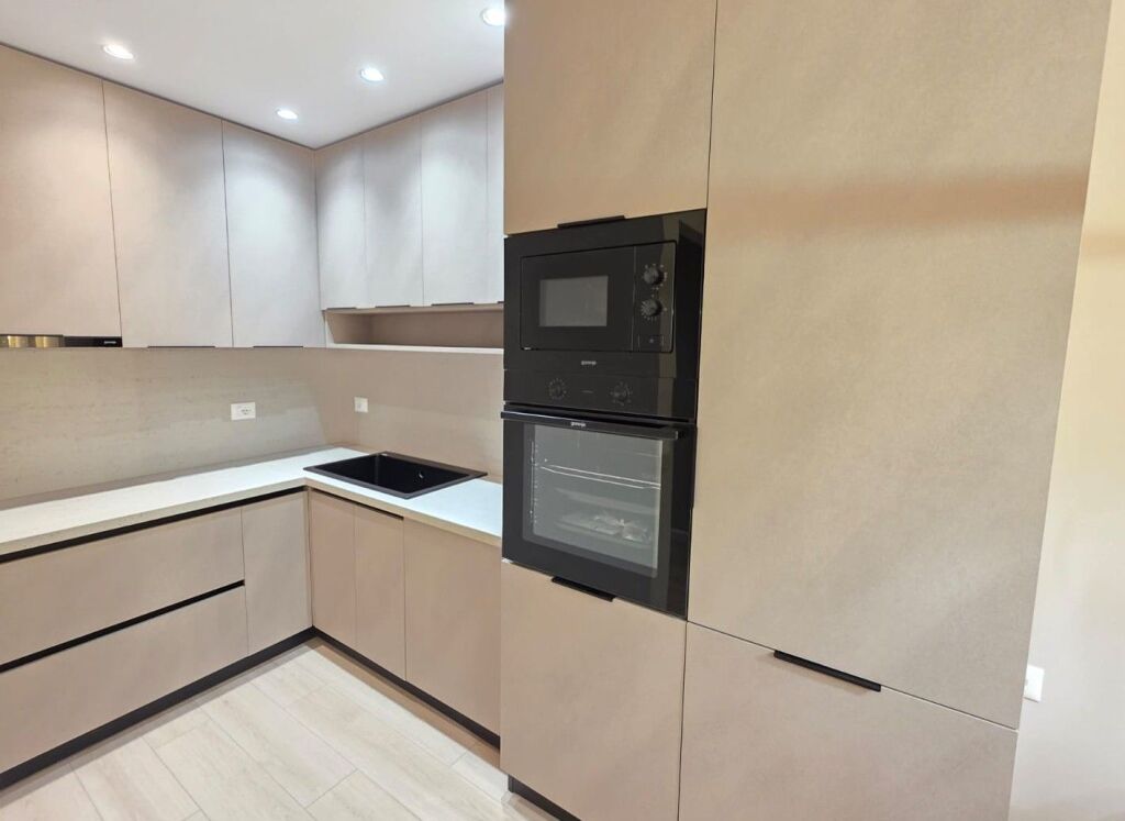 Apartament 2+1 me verandë, tek Ish Ekspozita!