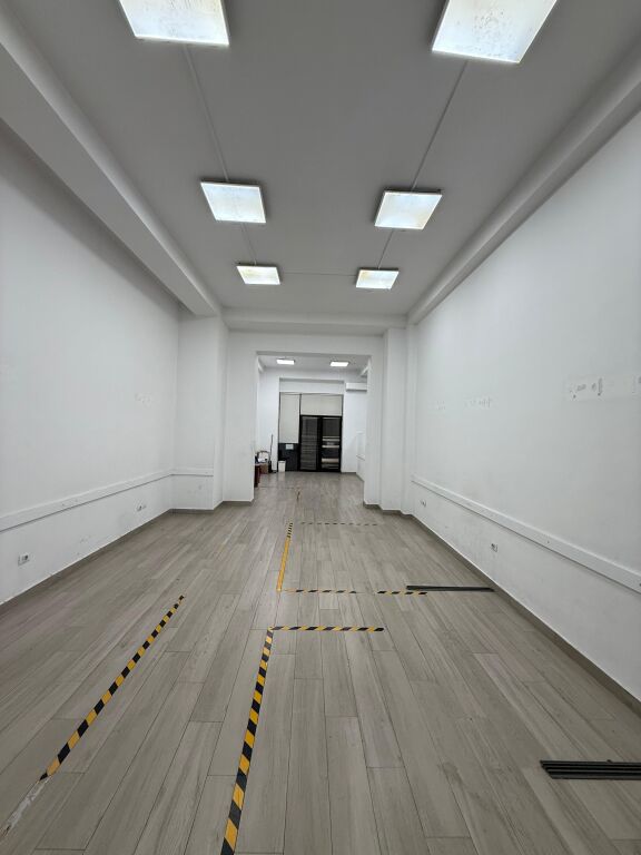 Negozio in affitto vicino al Comune di Parigi, via Robert Shvarc.