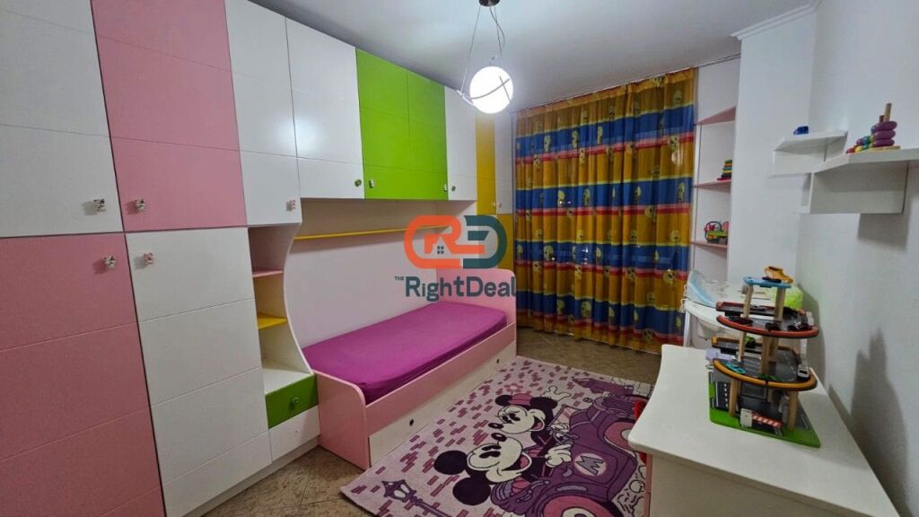 Prane Rr. Barikadave Jepet me Qira Apartament 2+1 Totalisht I Mobiluar!!!