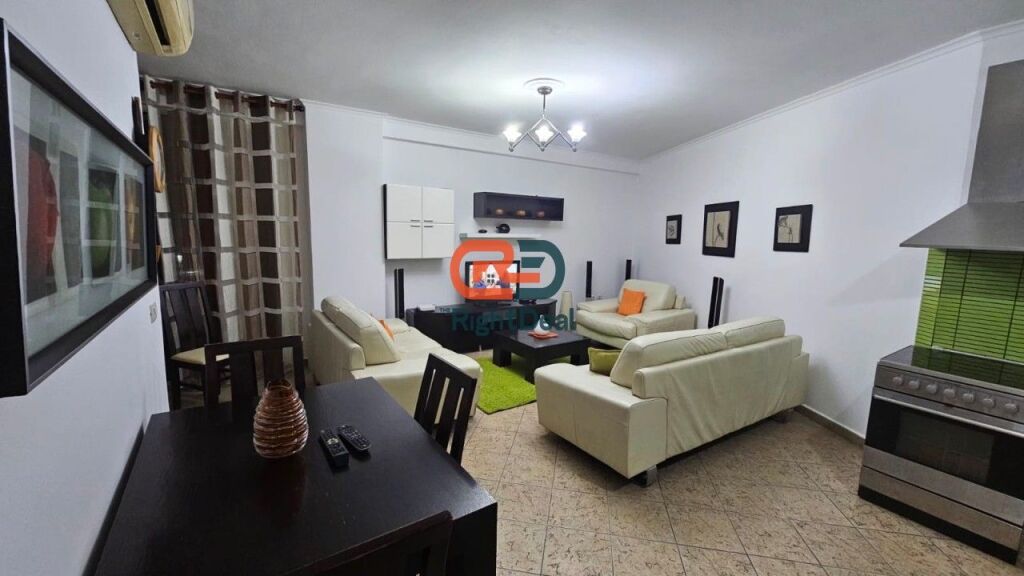 Prane Rr. Barikadave Jepet me Qira Apartament 2+1 Totalisht I Mobiluar!!!