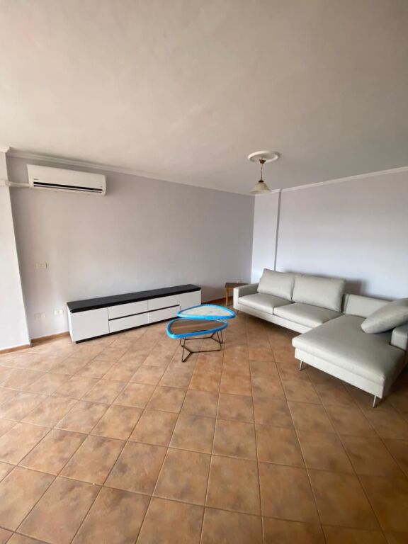 Appartamento 1+1 in affitto, con una superficie di 70 m², centro Concord, 5 Maggio. L'appartamento si trova in un edificio nuovo con ascensore al 4° piano, bagno con finestra e offre condizioni di vita molto buone. zona cucina, zona soggiorno, camera da letto, bagno, balcone.  🔹 Ambiente spazioso e ben organizzato 🔹 Internet pagato fino a giugno 2026 🔹 Zona molto preferita e accessibile 🔹 Due centri commerciali molto vicini e vicino al Mercato 🔹 Vicino a QSUT, ideale anche per studenti o personale medico 🔹 Edificio ben gestito  *620 Euro prezzo trattabile*