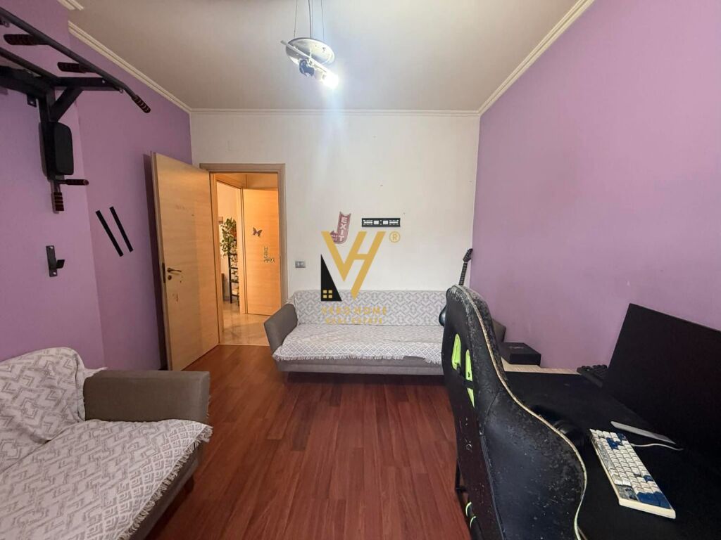 VENDESI APPARTAMENTO 2+1+2+BLK VICINO ALLA SCUOLA UNITA 210.000 EURO