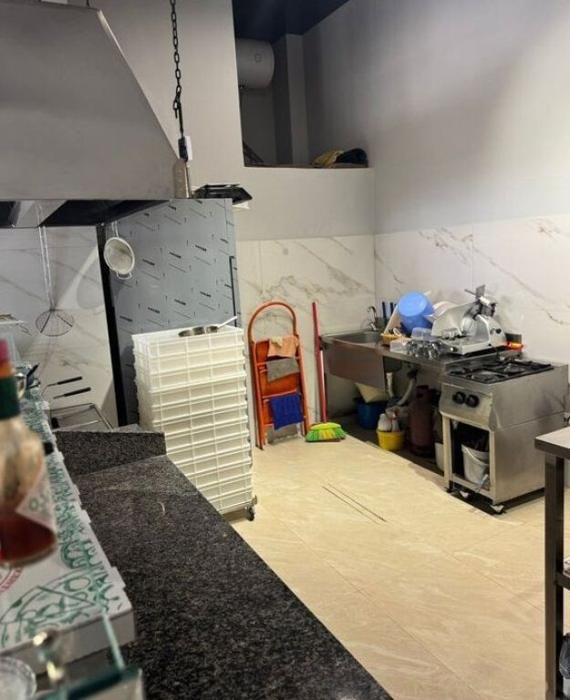 Business premises adapted and invested for pizzeria activity are for rent in the Yzberisht area