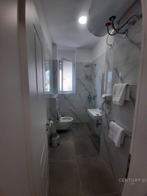 Shiten 2 garsoniere pranë Stadiumit Dinamo, në një zonë shumë të kërkuar të Tiranës.