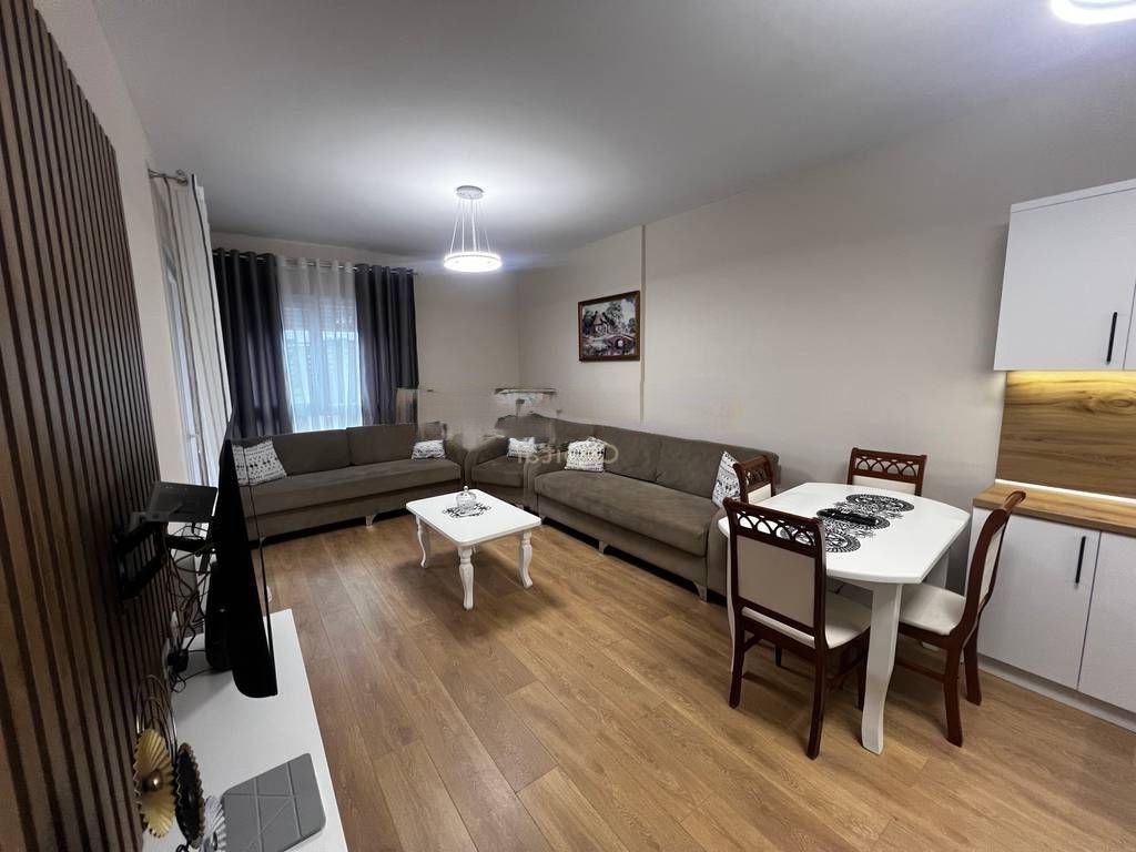 Aprtament 1+1+Post Parkimi, për qira në rrugën “5 Maji”!