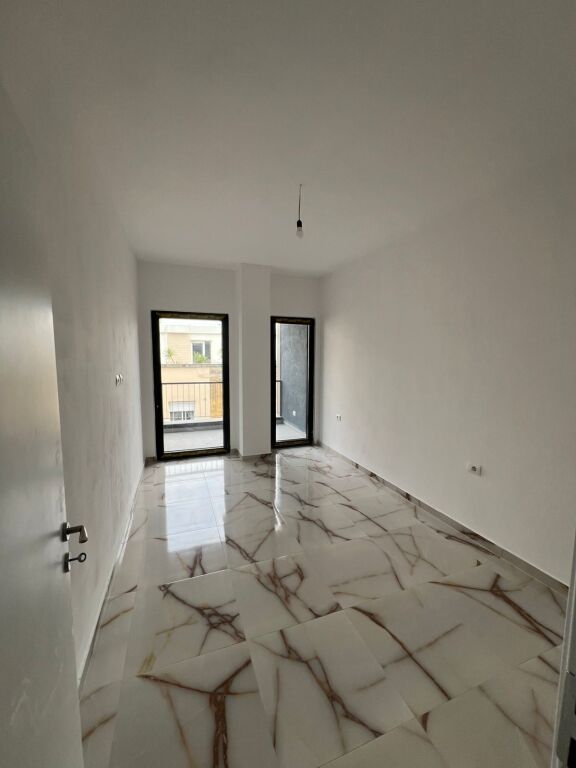 ZYRE ME QERA 76 M2 RRUGA E BARRIKADAVE 70.000 LEKE FH-65984