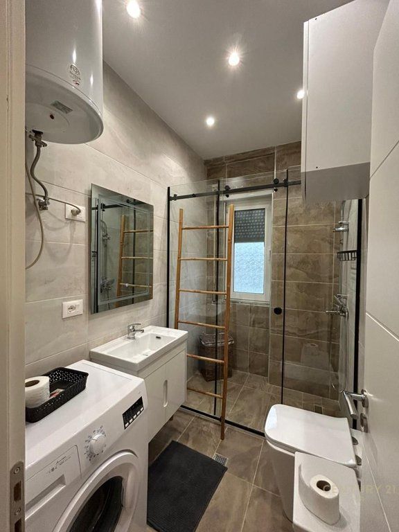 Jepet me qera apartament 1+1 te Komuna e Parisit, Rruga Prokop Mima.  650/muaj