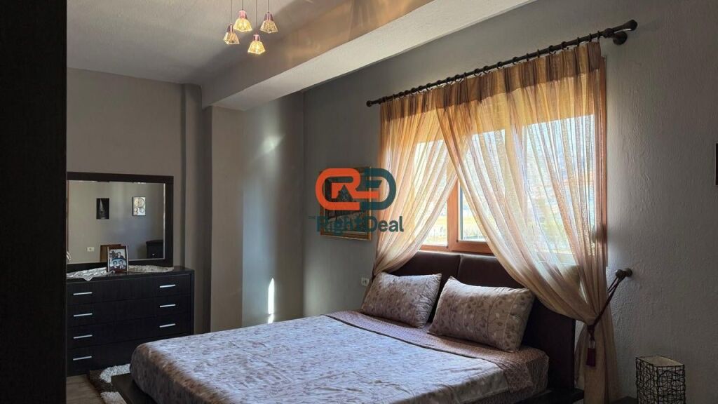 A Korce, Villa su 3 Piani in Vendita, Ideale per Abitare e Investire!