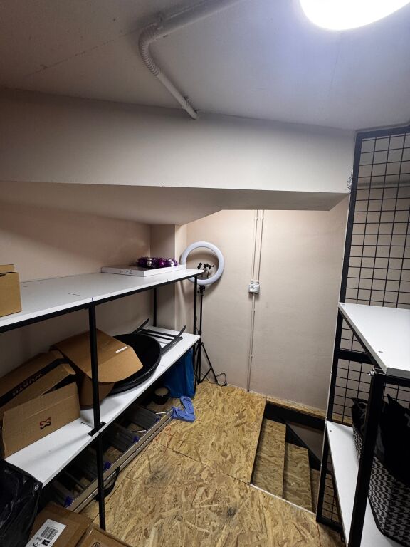 LOCALE COMMERCIALE IN VENDITA LUNGO LA STRADA