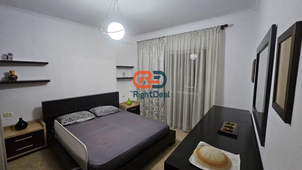 Prane Rr. Barikadave Jepet me Qira Apartament 2+1 Totalisht I Mobiluar!!!