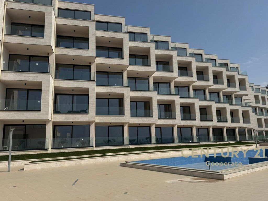 VENDIAMO APPARTAMENTO 2+1 PRESSO IONIAN BAY SARANDE - VISTA MARE.  270.000 € Sup. Totale  104m2  Sup. interna  89m2