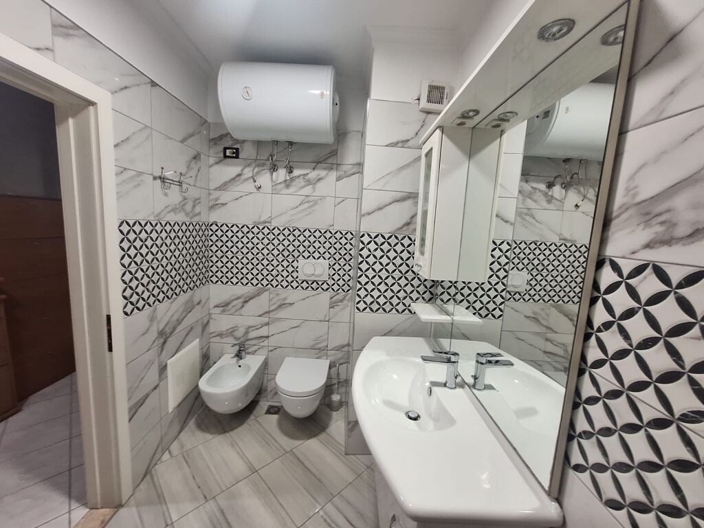 Shitet apartament 2+1+2 me post parkimi tek Dritan Hoxha!