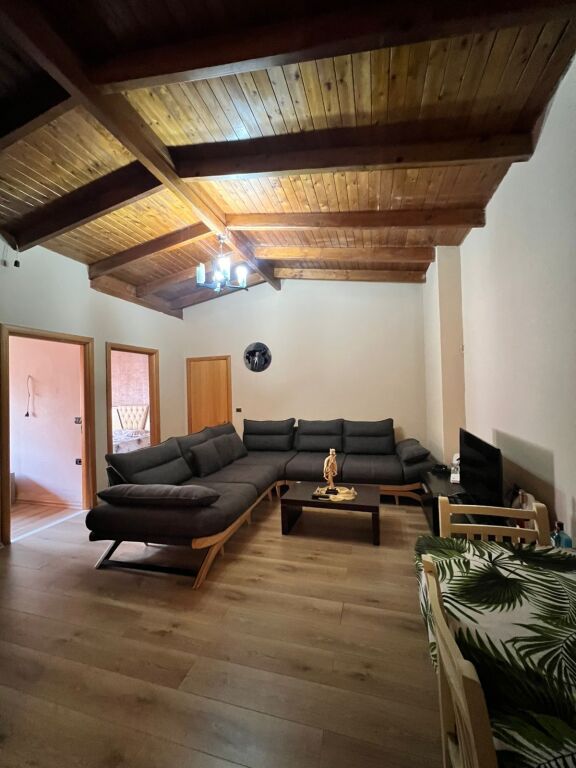 Shiten 2 apartamente 2+1 tek Komuna e Parisit