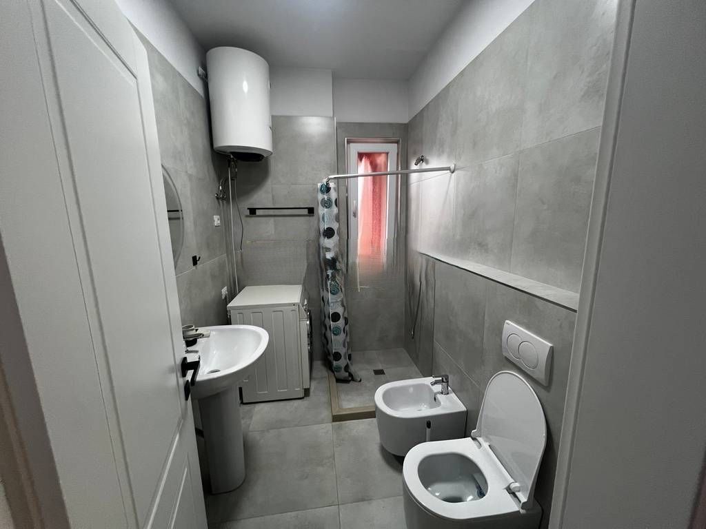 Aprtament 1+1+Post Parkimi, për qira në rrugën “5 Maji”!