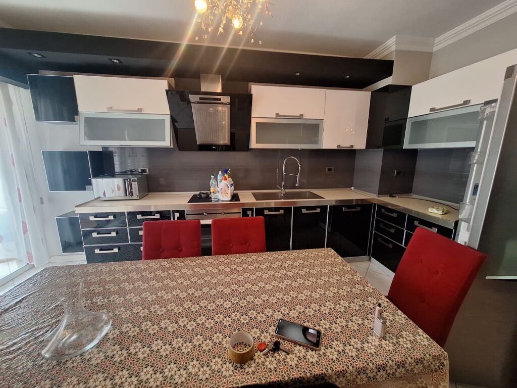 Shitet apartament 2+1+2 me post parkimi tek Dritan Hoxha!