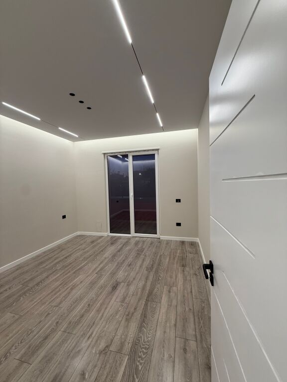 Apartament 2+1+ parkim për qira – i përshtatshëm për biznes (kati 2)