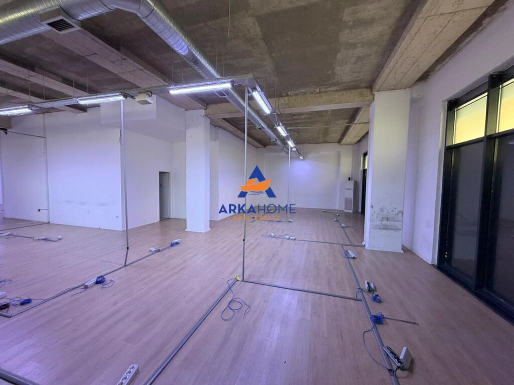 JEPET ME QERA AMBIENT BIZNESI/ZYRA 361M2 "TE ZOGU I ZI" 5700 EURO (I DISKUTUESHEM )