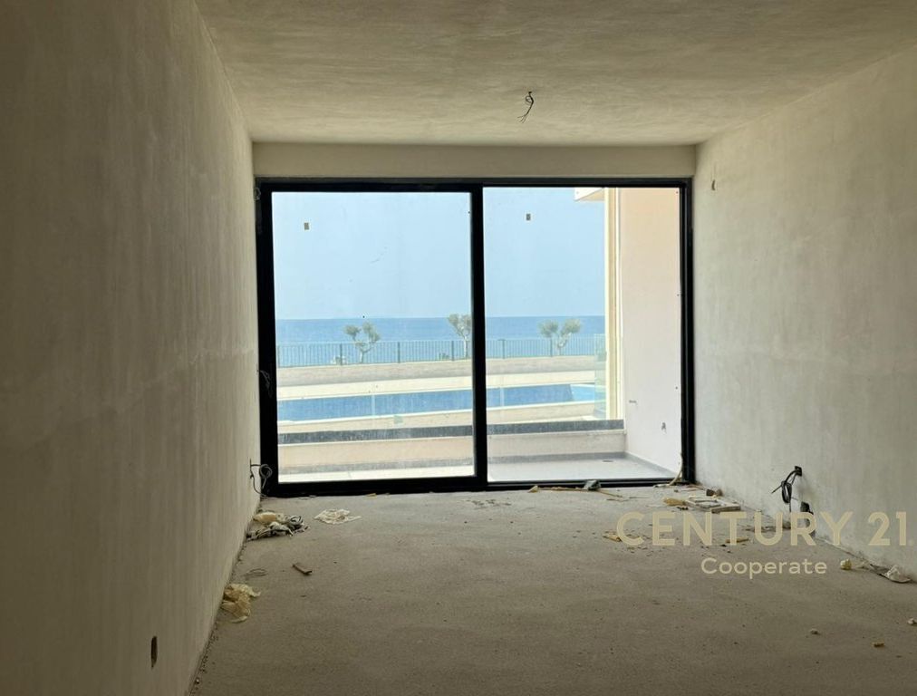 VENDIAMO APPARTAMENTO 2+1 PRESSO IONIAN BAY SARANDE - VISTA MARE.  270.000 € Sup. Totale  104m2  Sup. interna  89m2