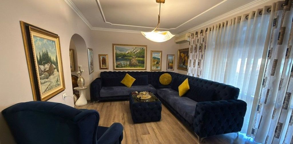 Vendesi in vendita 2+1+2 in Via Naim Frasheri