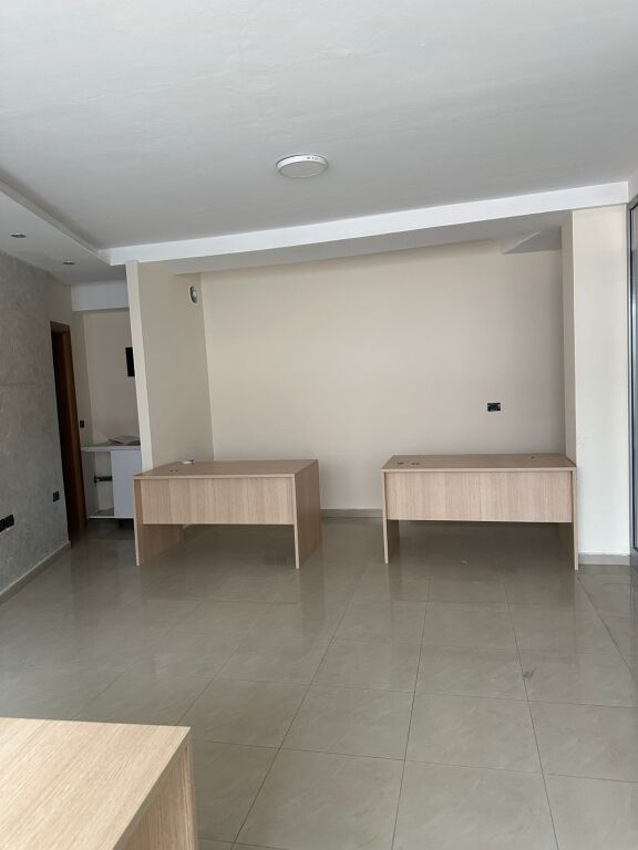 ZYRE ME QERA 50 M2 PAZARI I RI 50.000 LEKE FH-65999